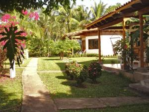 Κήπος έξω από το Guacamaya Lodge