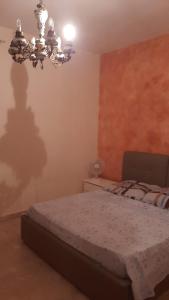 - une chambre avec un lit et un lustre dans l'établissement Appartment in Sizilien Ribera, à Ribera