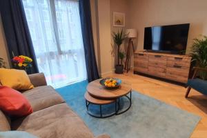 a living room with a couch and a table with a bowl of fruit at Luxury One Bedroom Apartment Within the City Walls in York