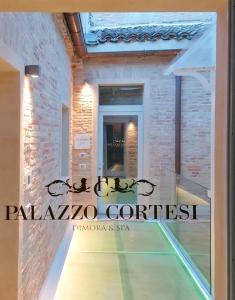 una entrada a un edificio con suelo de cristal en Palazzo Cortesi, en Macerata