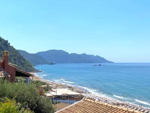 widok na plażę z parasolami i ocean w obiekcie Corfu, Glyfada, Sea la vie apartment w mieście Glifada
