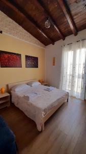 um quarto com uma cama grande e 2 janelas em Guest House Beati Paoli em Palermo