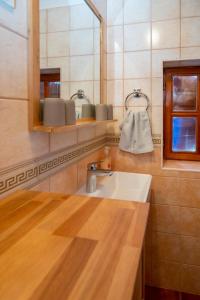 uma casa de banho com um lavatório e um espelho em Villa Flaveico em Pasman