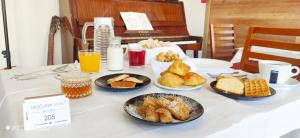 una mesa con platos de comida para el desayuno. en Moudania Mare Hotel, en Nea Moudania