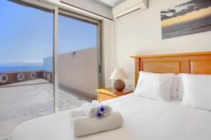 En eller flere senge i et værelse på Magnifica Villa Happy Holidays con piscina en los Gigantes + 82 billeder