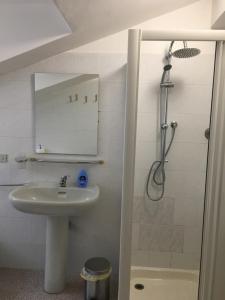 ein Bad mit einem Waschbecken und einer Dusche in der Unterkunft Casa vicino al mare in Rimini