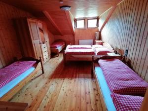 Llit o llits en una habitació de Almhaus Kärnten Flattnitz