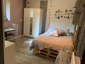 a bedroom with a bed on a wooden platform at Le nid de cigognes in Menchhoffen