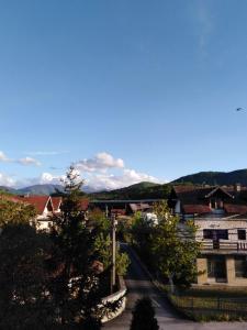 uitzicht op een stad met bergen op de achtergrond bij Apartman HAN in Sarajevo