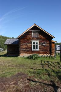 uma cabana de madeira com uma janela do lado em Lapinkylä em Utsjoki