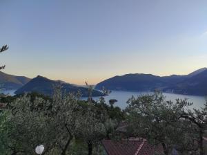widok na jezioro z górami w tle w obiekcie CasaDolcelago Marone Villa con Giardino Vista Lago Private Parking w mieście Marone
