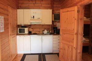 Kitchen o kitchenette sa Arctic Aurora Borealis cottages