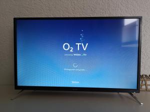 TV de pantalla plana grande sentada en una mesa en Familienfreundliche Ferienwohnung mit Wohlfühlbalkon und kostenlosem Parkplatz nahe Messe und Bodensee, en Meckenbeuren