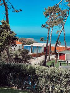 サン・ペドロ・デ・モエルにあるCasa dos Pinheirosの海を背景にした海辺の家