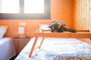 Cama o camas de una habitación en Aldea Los Odres - Cabañas de Madera de 1ª con Piscina Privada y BBQ en la puerta