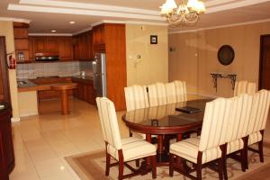Kuchyň nebo kuchyňský kout v ubytování Travellers Suites Serviced Apartments