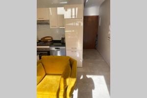 马拉喀什Cosy Duplex, dans résidence avec piscine的厨房里设有黄色椅子