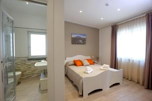 um quarto com uma cama e uma casa de banho com um lavatório em Green Oasis guesthouse em Pompeia
