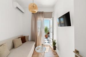 Posezení v ubytování Luxurious Apartment with Big Sea View Terrace - Central Location