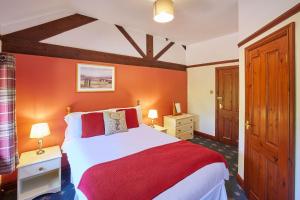 ソルトバーン・バイ・ザ・シーにあるHost & Stay - The Arches Country Houseのベッドルーム1室(オレンジ色の壁の大型ベッド1台付)