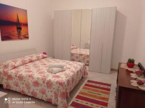 1 dormitorio con 2 camas y vestidor en Casa vacanza da Mirella e Peppe, en Trappeto