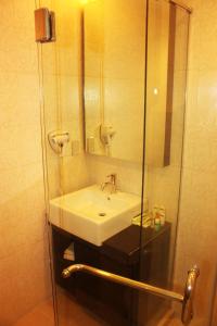 Koupelna v ubytování Travellers Suites Serviced Apartments