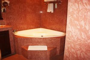 Koupelna v ubytování Travellers Suites Serviced Apartments