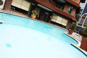 Bazén v ubytování Travellers Suites Serviced Apartments nebo v jeho okolí