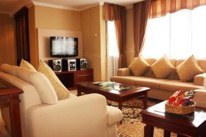 TV a/nebo společenská místnost v ubytování Travellers Suites Serviced Apartments