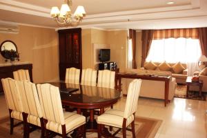 TV a/nebo společenská místnost v ubytování Travellers Suites Serviced Apartments