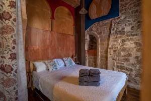 um quarto com uma cama com duas toalhas em DOMUS AMABILIS - ESPAI GAETA em Sagunto