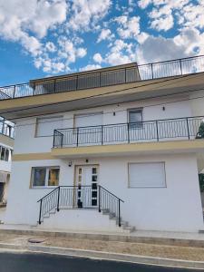 un edificio blanco con balcones. en Villa Residence en Sînmartin