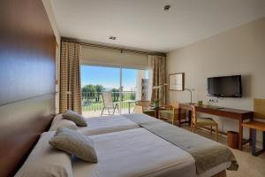 Cama ou camas em um quarto em Parador de Málaga Golf