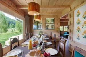 une salle à manger avec une table sur laquelle se trouve de la nourriture dans l'établissement DOM Krzeptówki 133, à Zakopane
