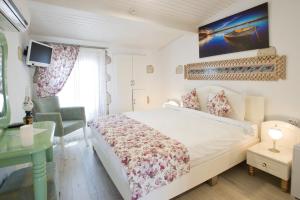 Een bed of bedden in een kamer bij Lodos Butik Hotel