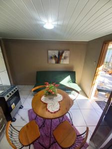un soggiorno con tavolo, sedie e divano di Aconchego do lar a Gramado