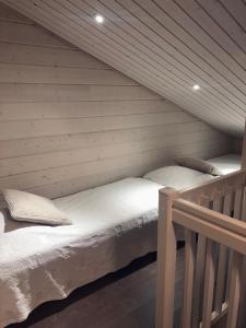 Tempat tidur dalam kamar di Ylläs Fell Inn
