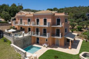 uma vista aérea de uma vila com piscina em Onore Luxury Suites em Kato Korakiana