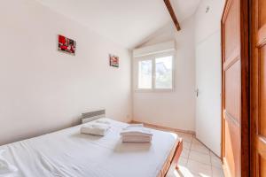 1 dormitorio con 1 cama con 2 toallas en Le Pescadou by Cocoönr - Terrasse vue mer, en Marsella