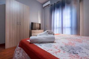 a bedroom with a bed with a television and a bedskirtspectspects at Il Corallo in Castellammare del Golfo