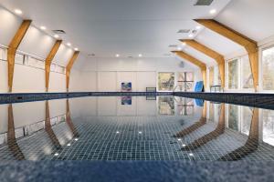 une piscine vide avec ses sols et ses fenêtres dans l'établissement Heerlijk vakantiehuis in bos bij Durbuy, à Durbuy