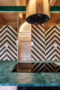 - une cuisine avec un comptoir et un bouquet de verres à vin dans l'établissement DOM Krzeptówki 133, à Zakopane