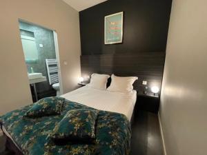 a hotel room with a bed and a television at BDX Hôtel - Gare Saint-Jean - Les Collectionneurs in Bordeaux