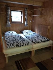 バート・ヴュネンベルクにあるLandhaus mit Saunakellerのベッド2台 木製の壁の部屋
