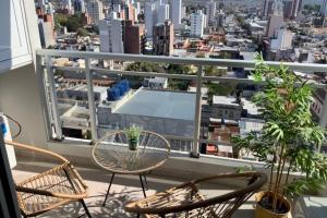 a balcony with chairs and a view of a city at Dpto. exclusivo de calidad y ubicacion premium. in Santa Fe