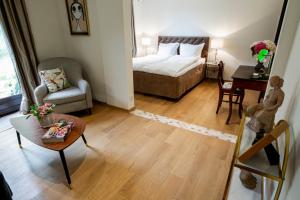 a living room with a bed and a table at La Libertie in Campsegret