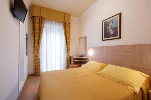 pokój hotelowy z żółtym łóżkiem i oknem w obiekcie Hotel Corinna w Rimini +37 zdjęć