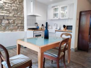 Ett kök eller pentry på Living-in-History: Meister Carl Apartment