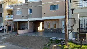 un aparcamiento vacío frente a un edificio en Madryn Duplex en Puerto Madryn