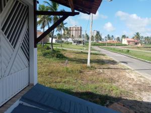 een uitzicht vanaf de veranda van een huis bij Salinas praia do atalaia in Salinópolis